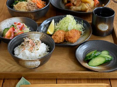 送料無料】備前焼のような作風で作られた和食器「黒備前」が揃っ 送料無料】備前焼のような作風で作られた和食器「黒備前」が揃っ