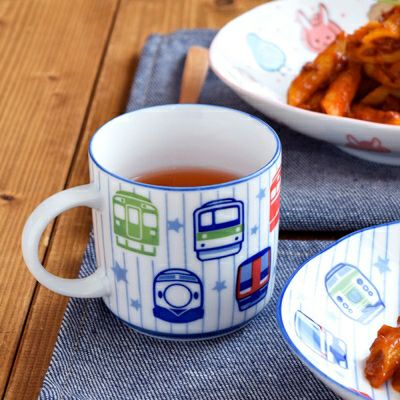 電車の絵柄のキッズ食器で、子供も上機嫌のご飯タイム！かわいい子供食器マグカップ。