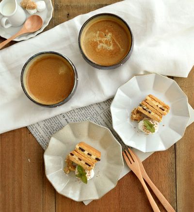 淡い色合いが温かみをたっぷりと感じさせる中皿。取り皿、ケーキ皿