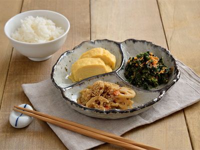 花型の3つ仕切り皿。おかずを入れて定食風に、副菜皿、おつまみ皿などにも使える人気の和食器です。