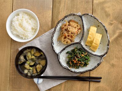 花型の3つ仕切り皿。おかずを入れて定食風に、副菜皿、おつまみ皿などにも使える人気の和食器です。