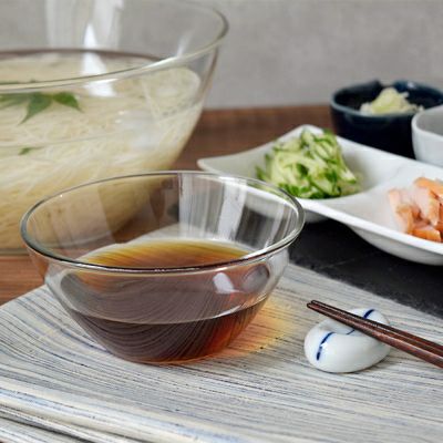 シンプルなガラスボウル。サラダボウルなどに使えるおしゃれな大鉢。夏にはそうめんの麺鉢に。