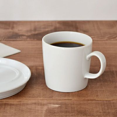 シンプルな白いマグカップ。コーヒーマグ、コーヒーカップにおすすめの 
