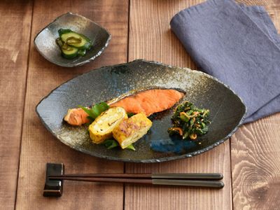 お歳暮 高級感ある黒海シリーズの長皿。サンマが一尾乗るサイズでサンマ 食器