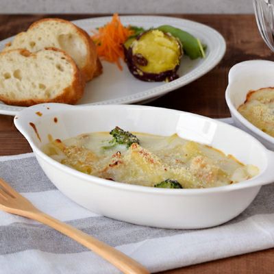 楕円型のグラタン皿は、かわいい持ち手付きが特徴の人気食器。ドリア