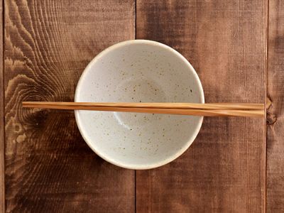 自然な風合いをお楽しみいただける信楽焼の抹茶碗。人気の器でお 自然な風合いをお楽しみいただける信楽焼の抹茶碗。人気の器でお
