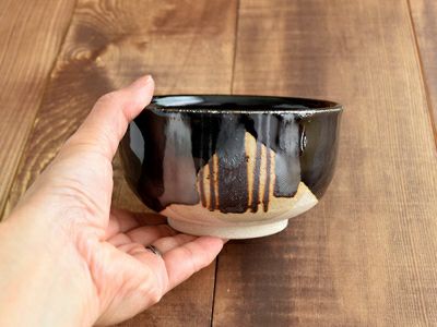 天目の釉薬が十草模様に描かれた抹茶碗。人気の器でお抹茶を楽しめます。