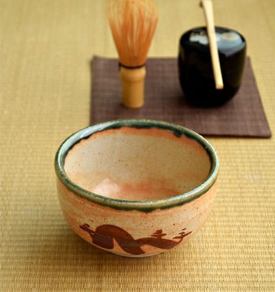 美濃焼の代表である、織部と志野が一度に楽しめる抹茶碗。人気の