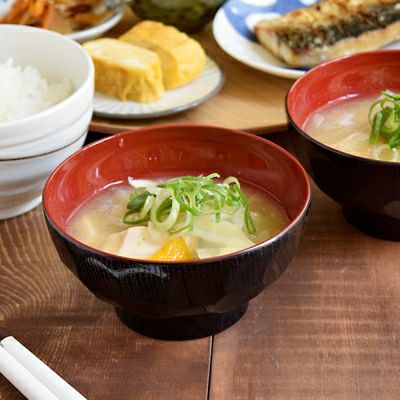 伝統模様の亀甲が人気な汁椀。蓋付きで来客時の、みそ汁、お 伝統模様の亀甲が人気な汁椀。蓋付きで来客時の、みそ汁、お