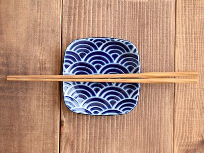 和の伝統模様がおしゃれな角皿タイプの小皿。豆皿サイズで、醤油皿、薬味皿に人気の和食器。