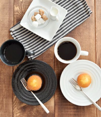 シンプルなコーヒーカップ＆ソーサーの食器セット。それぞれマグカップ