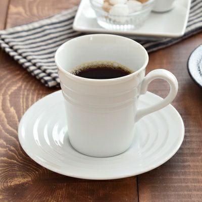 シンプルなコーヒーカップ＆ソーサーの食器セット。それぞれマグカップ