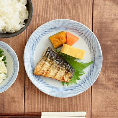 手書き風の青いストライプが趣たっぷり。細い十草模様の食器
