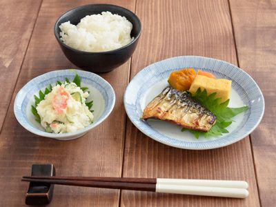 手書き風の青いストライプが趣たっぷり。細い十草模様の食器