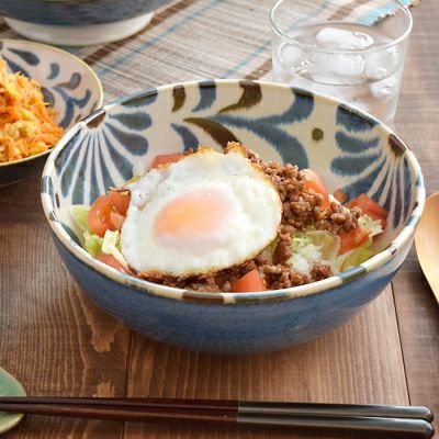 沖縄食器風のデザインがおしゃれで人気の丼ぶり。麺鉢から丼物に