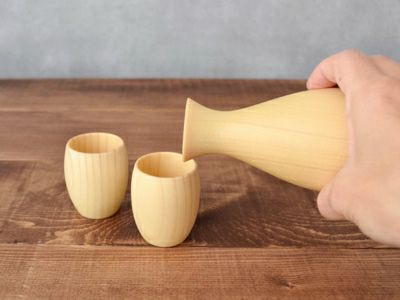 超可爱 徳利とぐい呑みをセットにした箱入りギフト。おしゃれな木製冷酒 工芸品