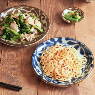 料理が引き立つ和カフェ風デザイン、沖縄食器風の唐草模様がおしゃれな