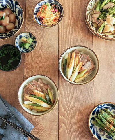 料理が引き立つ和カフェ風デザイン、沖縄食器風の唐草模様がおしゃれな