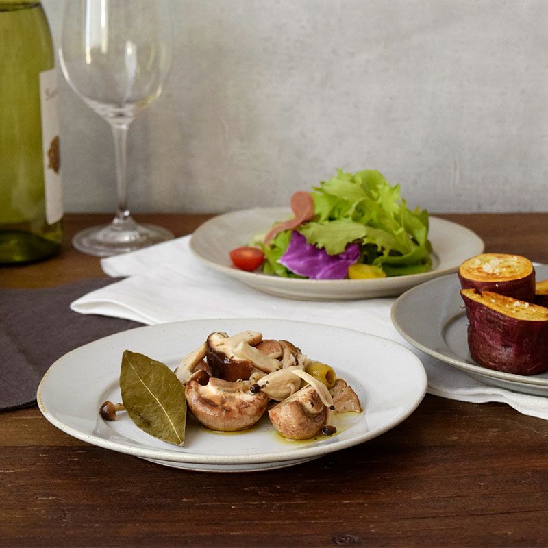 前菜やデザートを盛り付けて、ワンランク上の食卓に。 セラミック