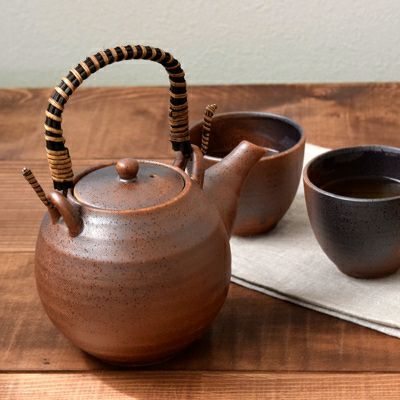 趣ある雰囲気の茶漉し付き急須、和風茶器。