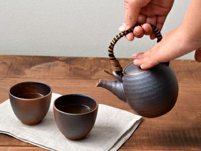 趣ある雰囲気の茶漉し付き急須、和風茶器。