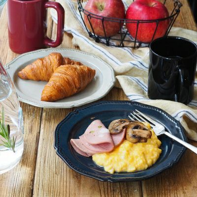 おしゃれに盛りつけができるアンティーク風プレート。