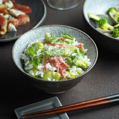 和洋どちらにも馴染むモダンな器。細かな縮れ模様が魅力。