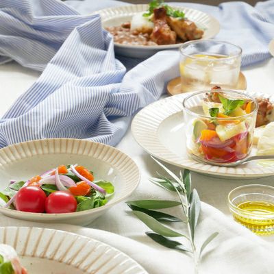 さりげなく料理を引き立ててくれるリム皿。