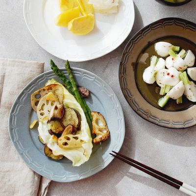 いつもの料理をより上品で華やかにみせてくれる中皿。