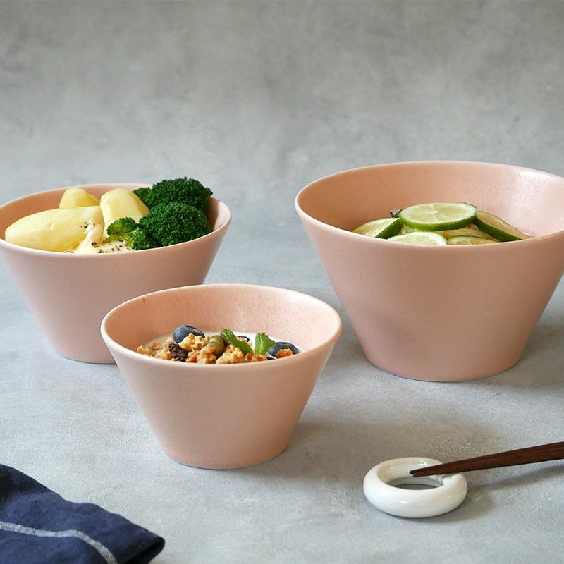 シンプルで洗練されたカフェ空間を演出。