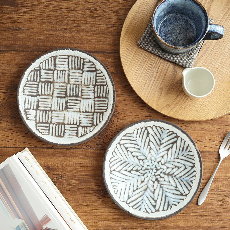 手描き風の趣あるうつわ。