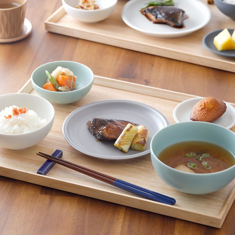 テーブルをやさしく彩る、おしゃれカラーの食器のセット。