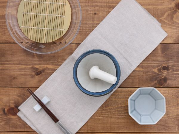 使いやすい小型のすり鉢とすりこぎのセット。