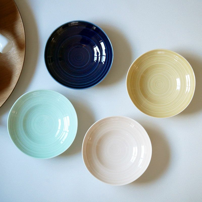 やわらかな曲線が魅力のお皿。