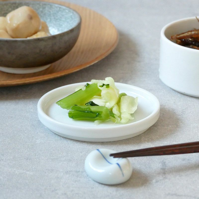 おしゃれな小皿としても使える、陶製保存容器の蓋。