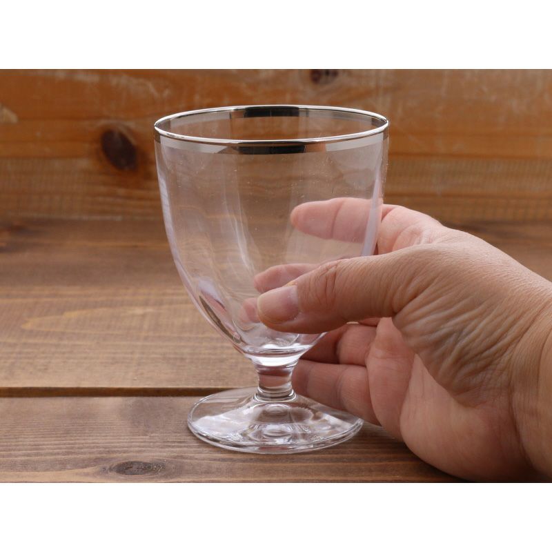 小さめサイズか使いやすい、プラチナのラインがおしゃれなグラス