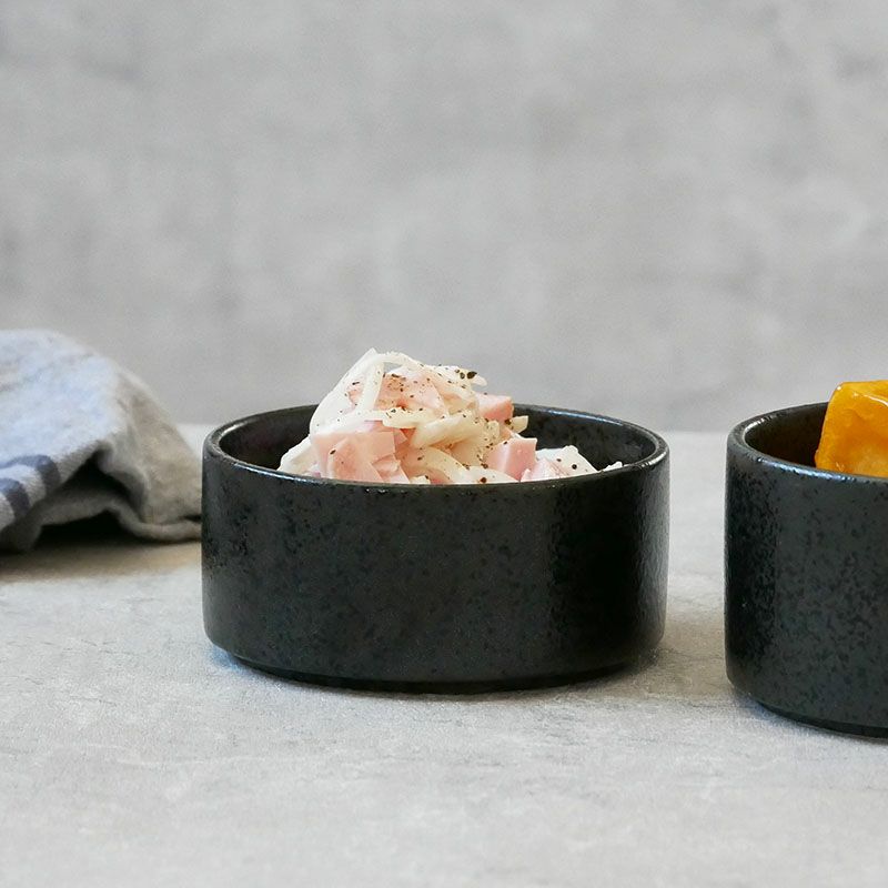 まっすぐに重なるので場所をとらない小鉢。