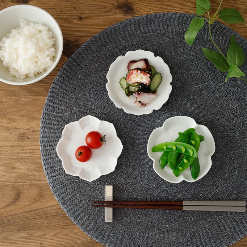 食卓に花を添える和風の小皿。 小皿 10cm 白磁線刻 gaku