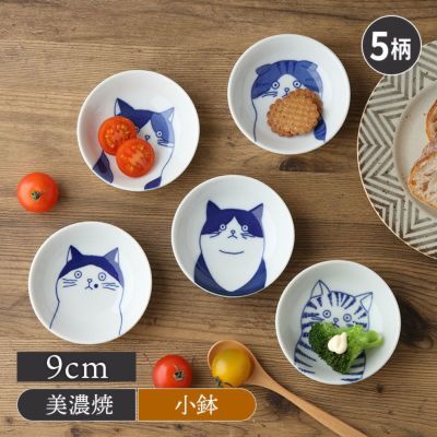 キョトン顔がかわいい猫柄のお皿。