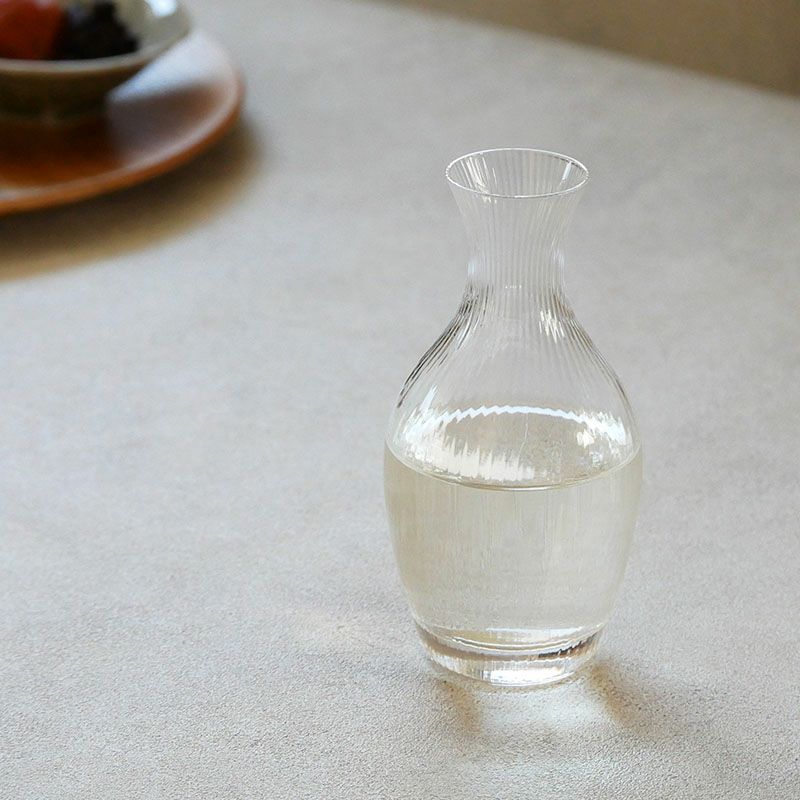 ひとつひとつ手作業で生産された手吹きガラスの徳利