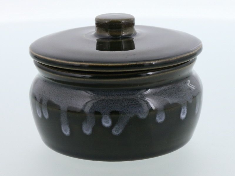 陶器製の装飾的な容器 白い