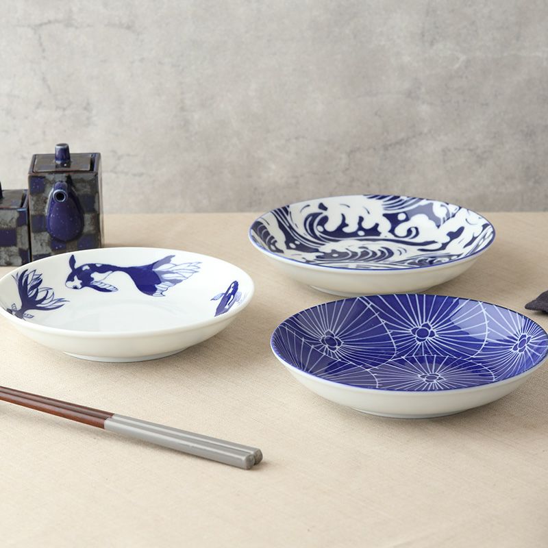 和の趣を感じられる絵柄のうつわ。