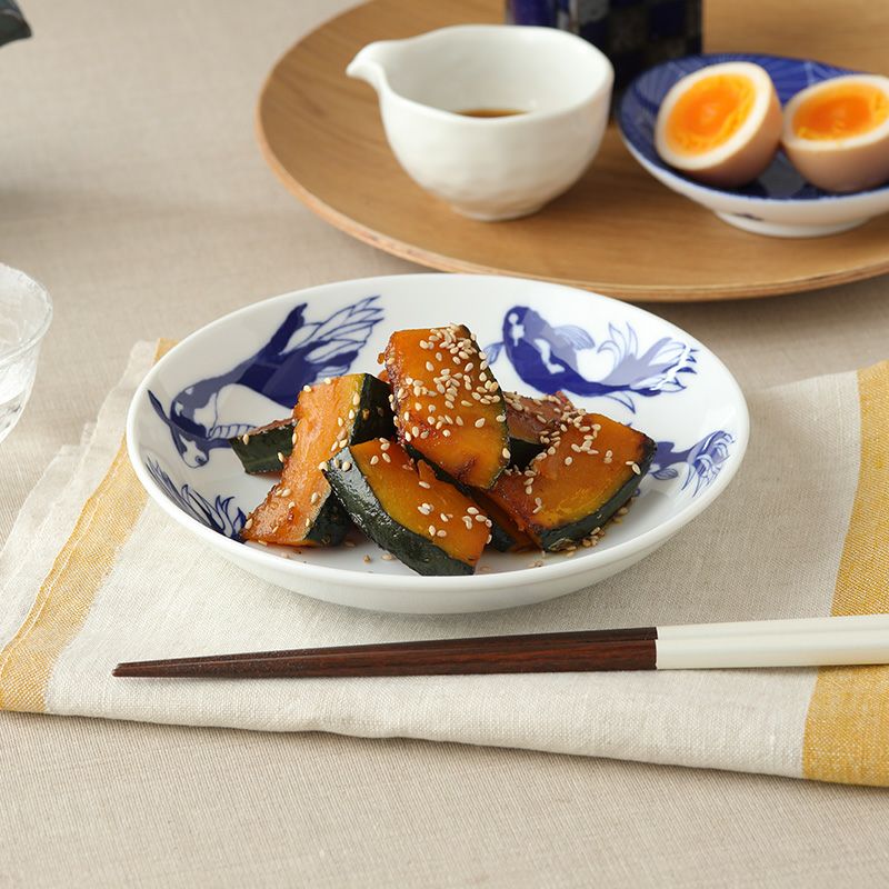 和の趣を感じられる絵柄のうつわ。