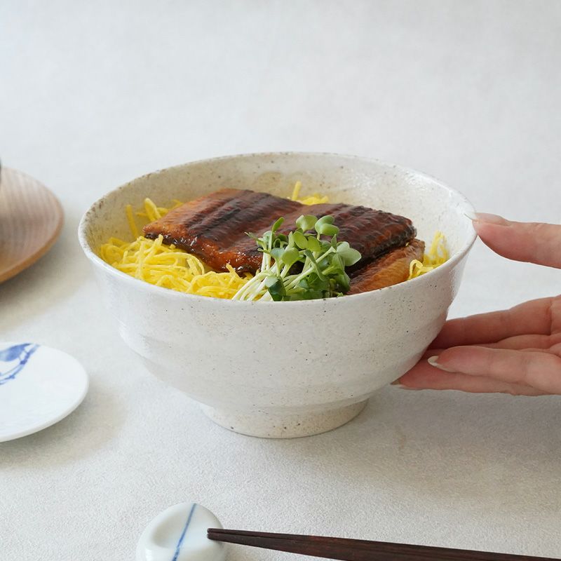 2色から選べる、生活に馴染むどんぶり