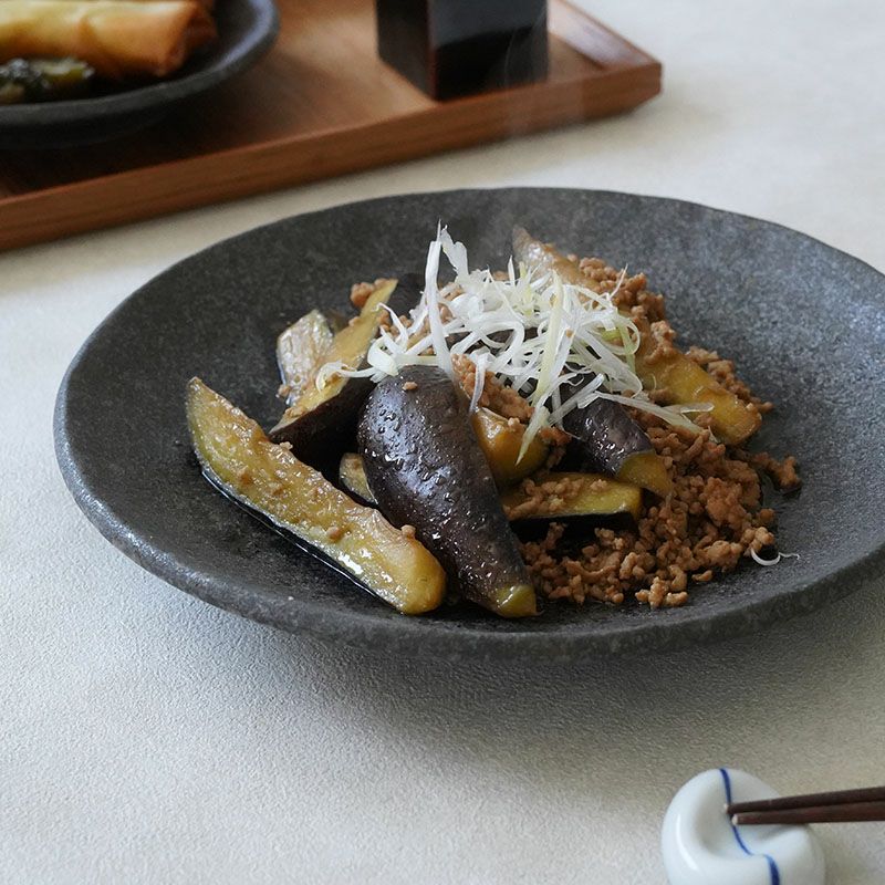 お料理の色が映えるシックな和食器プレート。