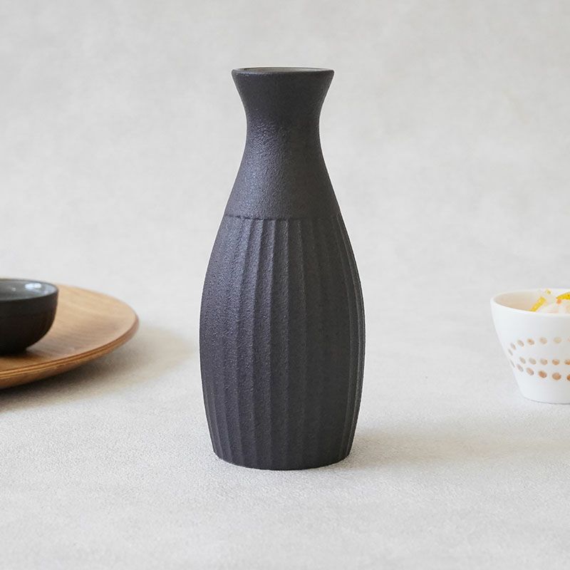 シックでモダンな装いがおしゃれな酒器