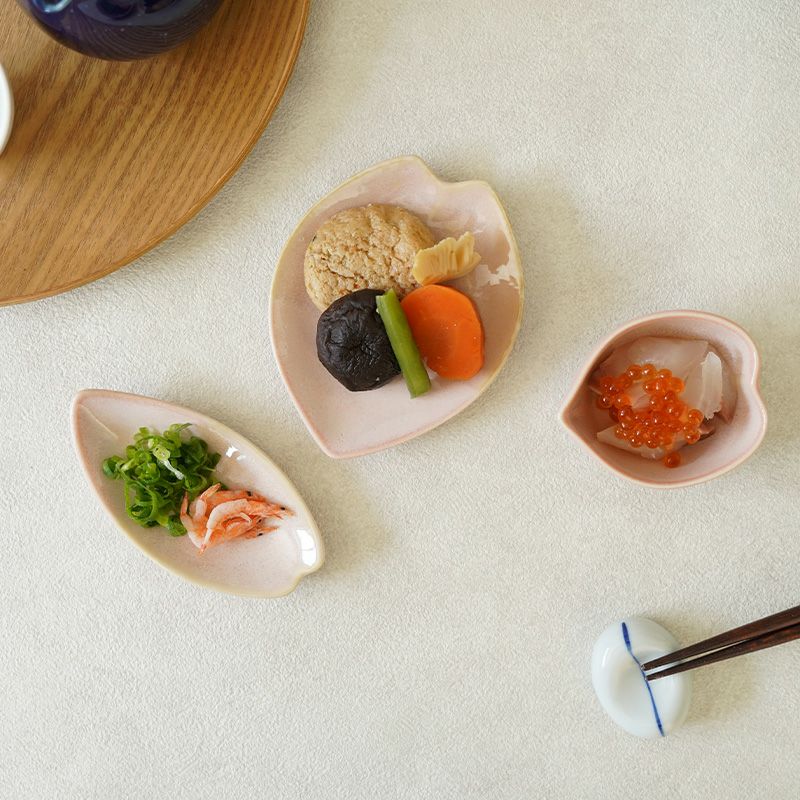 食卓が華やぐ、桜の花がモチーフの小鉢