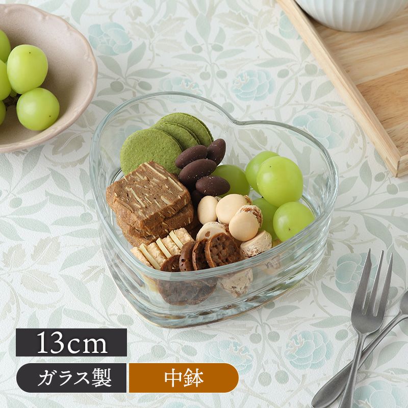食卓に可愛らしさをプラスしてくれるハート型のガラス食器