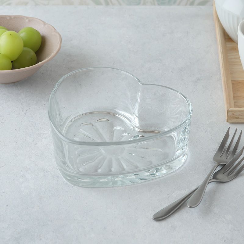 食卓に可愛らしさをプラスしてくれるハート型のガラス食器