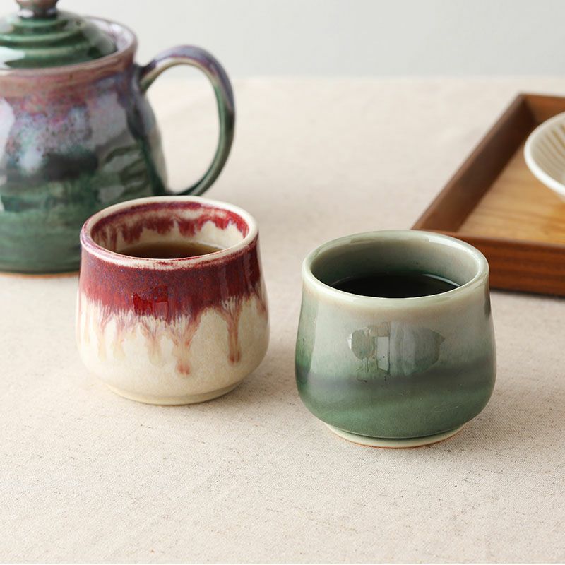 味わい深い和カラーの湯呑みでほっこり和む。